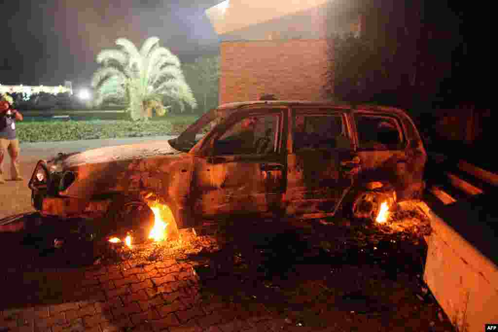2012年9月11日美国驻利比亚在班加西的领事馆内遭受袭击和纵火，一辆被燃烧的汽车