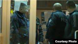 11月3 日﹐戴上面罩男子襲擊科索沃北部城鎮米特羅維察的選舉票站。