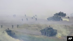 ແຟ້ມພາບ - ພວກທະຫານເຂົ້າຮ່ວມໃນການຊ້ອມລົບທາງທະຫານປະຈຳປີ ທີ່ເອີ້ນວ່າ Han Kuang ທີ່ຈຳລອງປະຕະບັດການຕໍ່ຕ້ານທາງພາກພື້ນດິນຢູ່ໃກ້ໆແຄມຝັ່ງ ເມືອງໄທເປໃໝ່, ທາງພາກເໜືອຂອງ ໄຕ້ຫວັນ, ວັນທີ 27 ກໍລະກົດ 2023. 