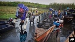 为躲避战乱而逃离家园的南苏丹百姓。（2014年1月2日资料照）