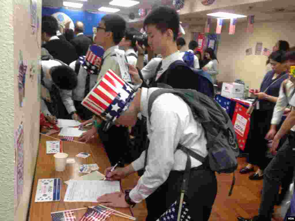 美驻港总领馆举办观摩美大选活动 (美国之音海彦拍摄)