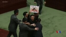 香港特首立法會質詢再遭民主派抗議要求向港人道歉