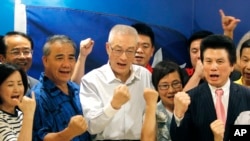 台湾前副总统吴敦义（中）及其支持者在吴敦义当选国民党主席后（2017年5月20日）