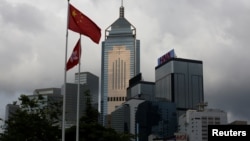 2018年7月6日，中国国旗和香港港旗飘扬在商业大楼前