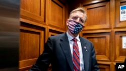 共和党众议员戈萨拉搭乘电梯参加众院对自己的行为进行申斥的决议案的表决。（2021年11月17日）