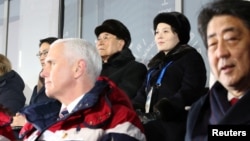 美國副總統彭斯和坐在身後的朝鮮代表團官員在冬奧會開幕式期間沒有互動(2018年2月9日)