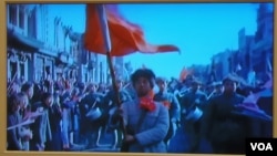 苏联与中国1950年联合拍摄的纪录片“中国人民的胜利”中的画面，林彪的四野部队进城受欢迎。(美国之音白桦拍摄)