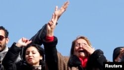 一名女子星期五在突尼斯為世俗反對派領導人貝萊德的送葬時落淚