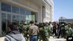 中國防暴警察5月27日與內蒙古抗議民眾對峙