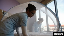 2016年9月2日，新加坡一家医院对寨卡病毒患者的病床上装上蚊帐，以防传染。