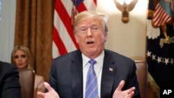 川普總統在白宮內閣會議上講話。 (2018年7月19日)