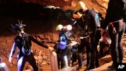 泰国和外国潜水员们开始了将被困少年救出岩洞行动（美联社）