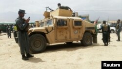 阿富汗安全部队在阿富汗喀布尔西郊巡查(2016年6月30日)