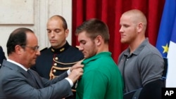 奧朗德(左)頒授法國最高獎章