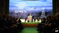 法國總統奧朗德在其中一個會議上演講