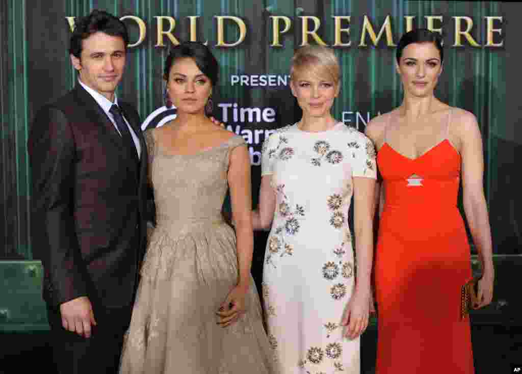 米拉&middot;库妮丝（Mila Kunis，左起第二人）和 James Franco, Michelle Williams and Rachel Weisz 在电影《 魔境仙踪 》（Oz The Great and Powerful ，台湾影名《奧茲大帝》）首映礼上（2013年2月13日）。米拉&middot;库妮丝在前一年以1100万美元的收入在福布斯女演员排行榜上排第九。