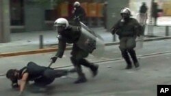 希臘示威者與警察在街頭衝突