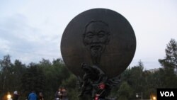 莫斯科的胡志明塑像 (美国之音白桦拍摄)