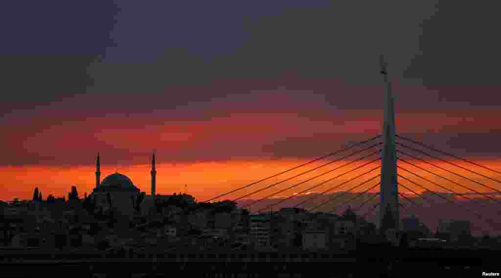 土耳其城市伊斯坦布尔的天然峽灣金角湾（Golden Horn）沐浴在落日的金辉中（2017年7月28日）。