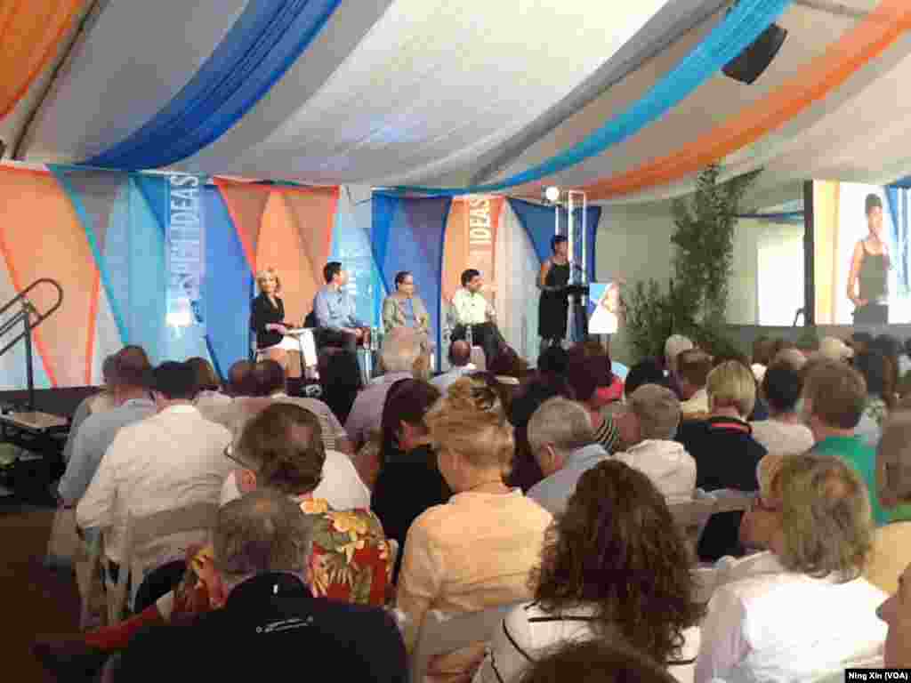 讨论网络如何改变教育的论坛会场。（美国之音宁馨拍摄）