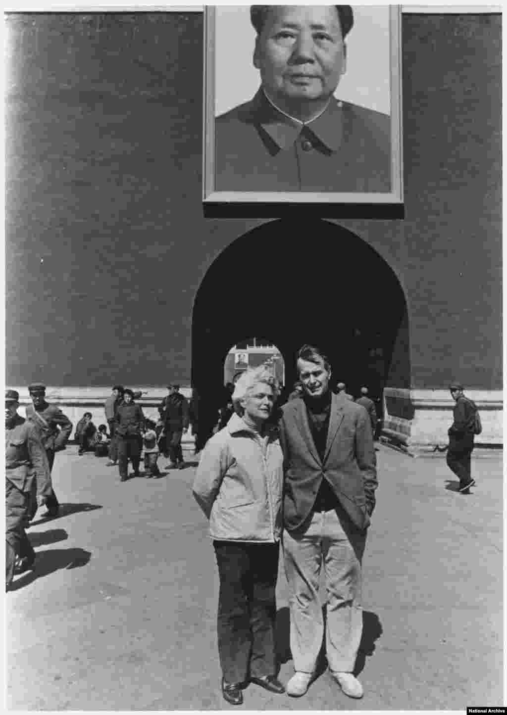 1975年美國駐北京聯絡處主任喬治&middot;布殊（老布殊）和夫人在北京天安門前。喬治&bull;布殊（George HW Bush）在1974-1975間出使北京。就職前先後經商和從政，曾任美國國會眾議員、共和黨全國委員會主席、美國駐聯合國代表。在從中國返回美國後，擔任中央情報局局長，後來被選為美國副總統，1981年就職。