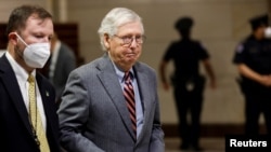 美國國會參議院少數黨領袖麥康奈爾在國會山聽取烏克蘭局勢的簡報會後離開會議。（2022年2月28日）