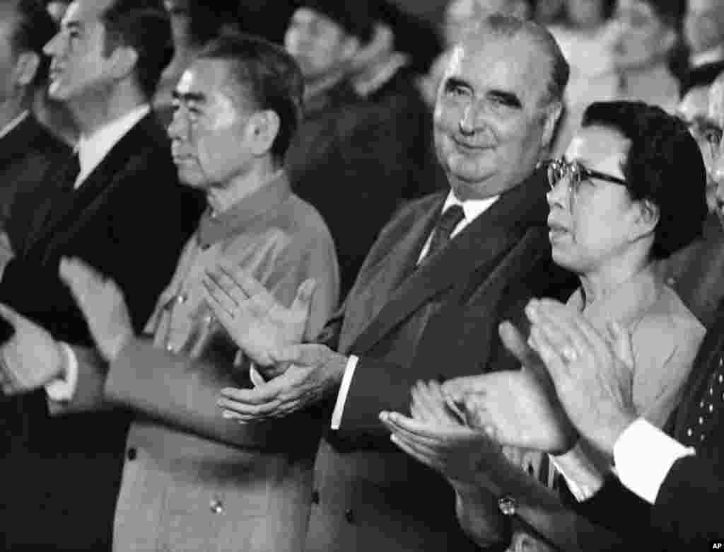 1973年9月12日，中国总理周恩来、法国总统蓬皮杜和毛泽东夫人江青观看中国芭蕾舞团在北京表演的芭蕾舞剧《红色娘子军》。该剧在周恩来推动下，在1964年问世，后来江青插手修改。《红色娘子军》在中国文革时期红极一时，被认为是江青培育的8个革命样板戏之一。在文革后一度沉沦，后来复出。中国和海外华人各派舆论对该剧毁誉纷纷。