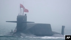 中國海軍一艘094A型晉級彈道導彈核潛艇在青島附近海域參加海軍檢閱。（2018年4月23日）