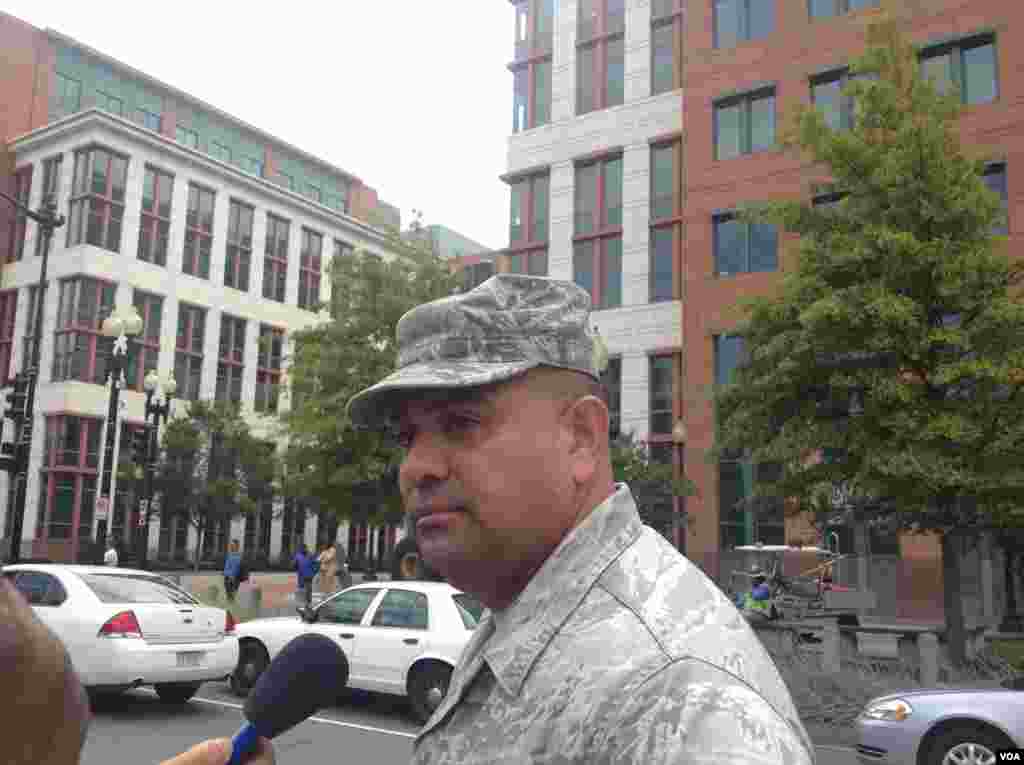 空军瑞耶斯的妻子在发生枪击的楼里，他以短信方式与她联系（美国之音杨晨拍摄）