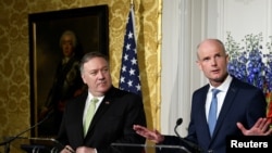 蓬佩奧6月3日在荷蘭海牙與荷蘭外交大臣布洛克舉行聯合記者會。