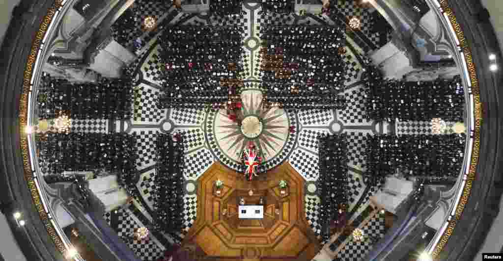 军事人员2013年4月17日将英国前首相萨切尔夫人的灵柩抬进伦敦的圣保罗大教堂为萨切尔夫人举行葬礼。