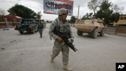 一名美國士兵在阿富汗帕克蒂亞省街頭巡邏