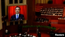 中国人大在北京大会堂开幕，现场大屏幕上显示李克强做政府报告。2014年3月5日 