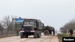 军车3月1日驶出克里米亚地区塞瓦斯托波尔国际机场