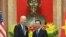 美国总统拜登2023年9月11日在河内会见越南国家主席武文赏。（法新社）