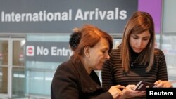 來自伊朗的旅客抵達美國機場（2017年2月6日）