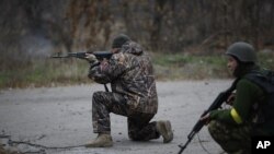 乌克兰志愿军人在顿涅茨克城附近的一个村里练习射击