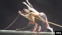 无垢舞蹈剧场”在莫斯科演出的剧作“观”(美国之音白桦拍摄)