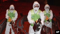 南韓為控制中東呼吸綜合症﹐6月16日工作人員在首爾文化中心消毒。