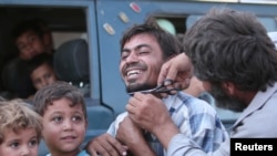 曼比季的男人剪掉胡子，这是对抗伊斯兰国武装在占领时期的命令