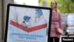 英國倫敦的一家藥房外的新冠病毒測試廣告。（2020年6月29日）