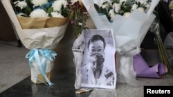 武漢疫情“吹哨人”李文亮醫生因感染新冠病毒去世後武漢中心醫院大門處的臨時祭壇。（2020年2月7日）