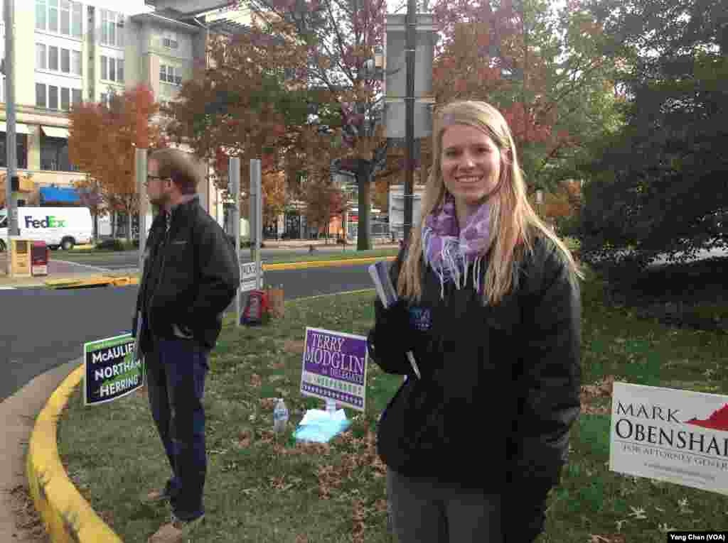 为独立候选人助选的志愿者(美国之音杨晨拍摄)