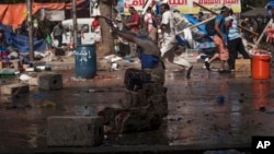 2013年8月14日被推翻的埃及总统穆尔西的支持人士在首都开罗向警察开枪射击。 