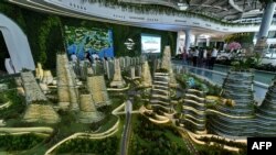 人們參觀中國房地產公司碧桂園在馬來西亞投資的“森林城市”項目模型。 （2016年4月19日）。