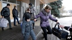 市民提著行李準備乘公車離開德巴爾切夫鎮