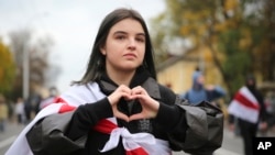 在明斯剋星期天的抗議中，一位白俄羅斯婦女比出抗議的手勢。