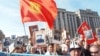 2015年5月9日莫斯科红场附近的不朽军团游行中，在莫斯科的一些吉尔吉斯人手举国旗参加了活动。（美国之音白桦拍摄）