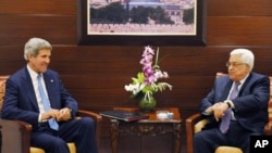 美国国务卿克里在拉马拉与巴勒斯坦权力机构主席阿巴斯举行会谈