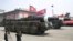 朝鲜导弹车参加阅兵式，通过平壤金日成广场(2017年4月15日)。